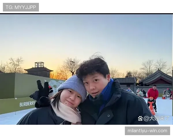 陈艺文逛街像开发布会,我在旁边像拿着小学生零花钱